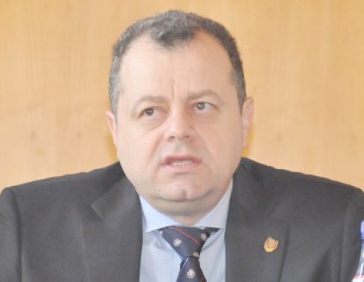 Banias îi cere ministrului Nazare să rezolve situaţia din Portul Constanţa